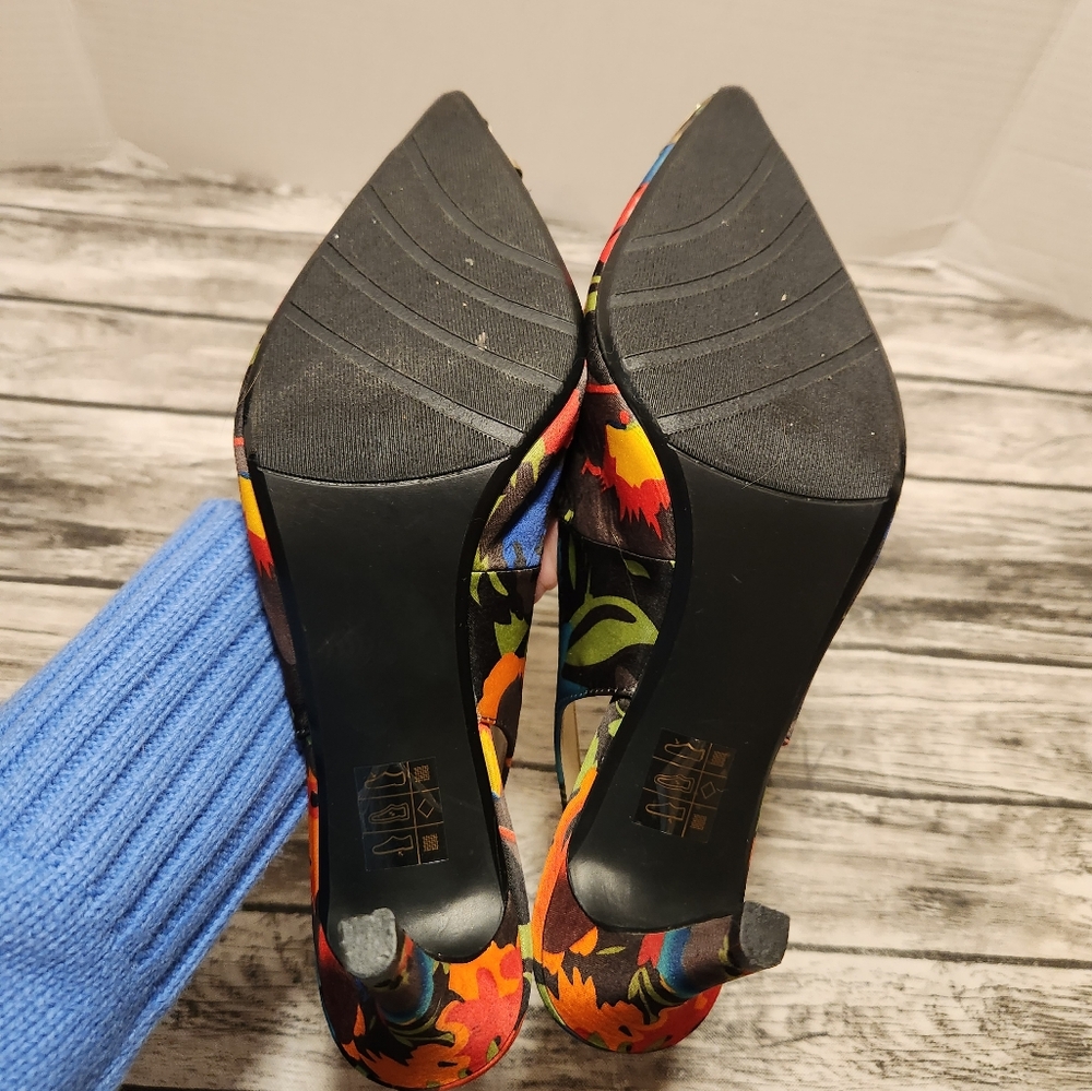 J.Renee Multi-Colored Heels with‎ Floral Pattern and Gold Toe - Picture 10 of 10